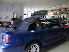 Ford Mustang IV CK-Cabrio AKUSTIK-Luxus-Verdeck während der Montage